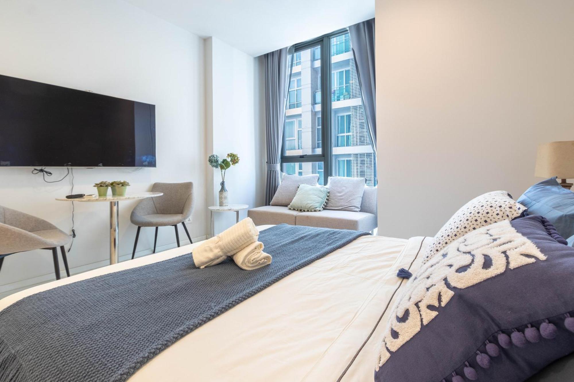 Hyde Sukhumvit 11 Branded Suites Bangkok Exterior photo
